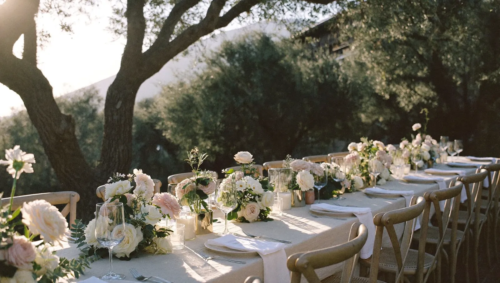 Table de mariage fleurie sous des oliviers, image d’ambiance générée