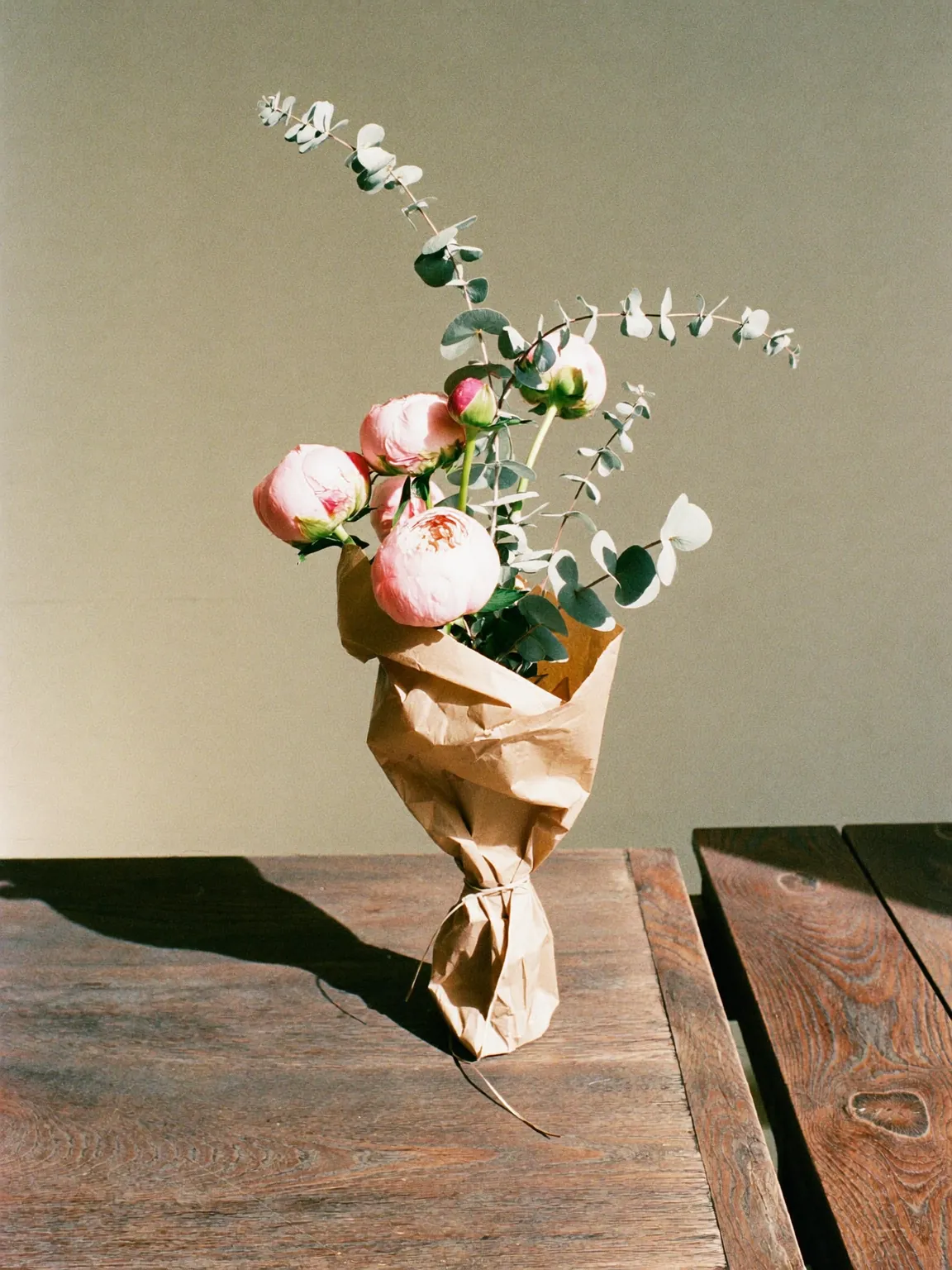 Bouquet de pivoines dans du kraft, image générée